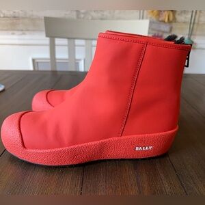 Bally women’s unisex.Vibrant orange Boots 9.5 women.
